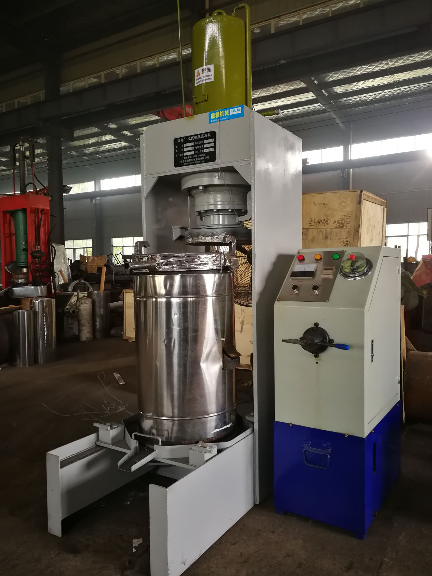 不銹鋼超高壓立式液壓壓榨機(jī)，果汁壓榨機(jī)，果渣壓榨機(jī)，藥材壓榨，油渣處理，白土壓榨